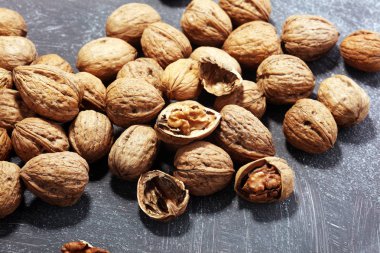 Ceviz çekirdekleri ve kırsal masada sağlıklı cevizler.