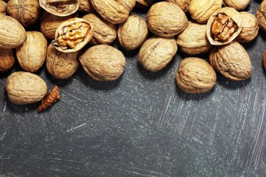 Ceviz çekirdekleri ve kırsal masada sağlıklı cevizler.