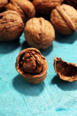 Ceviz çekirdekleri ve kırsal masada sağlıklı cevizler.