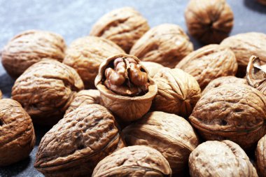Ceviz çekirdekleri ve kırsal masada sağlıklı cevizler.