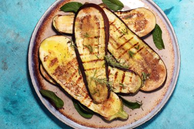 ızgara patlıcan, zeytinyağı, sarımsak ve nane ile terbiyeli. Diyet vejetaryen meze salata
