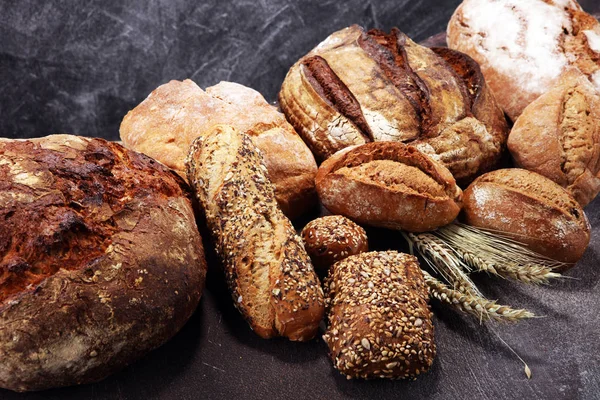 Ekmek ve ekmek çeşitleri gemide yukarıdan alır. Mutfak veya fırın poster tasarımı.