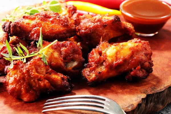 Barbekü tavuk kanadı ahşap tepsi üzerinde Kapat.