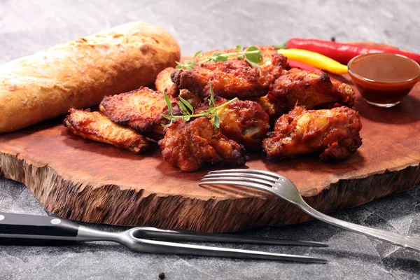 Barbekü tavuk kanadı ahşap tepsi üzerinde Kapat.