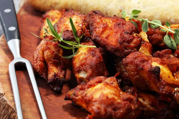 Barbekü tavuk kanadı ahşap tepsi üzerinde Kapat.