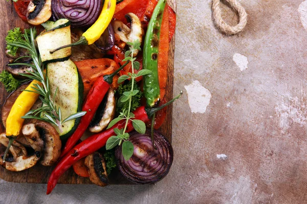 Izgara sebze. Domates, kabak, biber ve taze otlar. Vejetaryen ızgara kavramı.