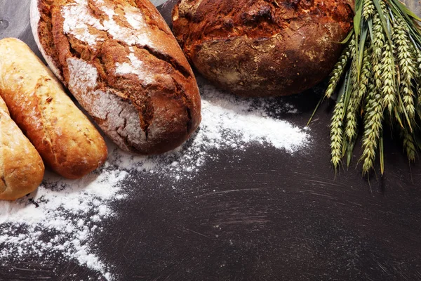 Ekmek ve ekmek çeşitleri gemide yukarıdan alır. Mutfak veya fırın poster tasarımı.