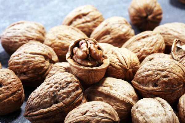 Ceviz çekirdekleri ve kırsal masada sağlıklı cevizler.