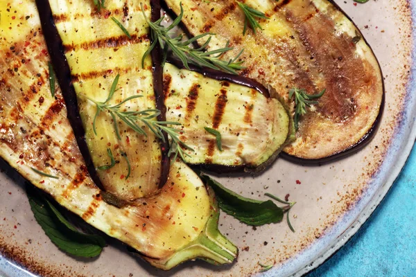 ızgara patlıcan, zeytinyağı, sarımsak ve nane ile terbiyeli. Diyet vejetaryen meze salata