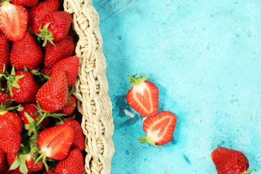 bir avuç çiğ taze çilek. taze mevsim meyve