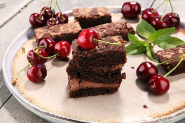 Ev yapımı çikolatalı kek ve kiraz rustik masada. Brownie fırın