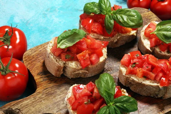 Świeży Pomidor Bruschetta Kuchnia Włoska Przekąska Bazylią — Zdjęcie stockowe