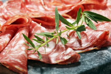 ince dilimlenmiş salam. lezzetli Aperatif rustik salam.