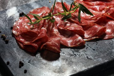 ince dilimlenmiş salam. lezzetli Aperatif rustik salam.