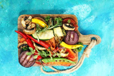 Izgara sebze. Domates, kabak, biber ve taze otlar. Vejetaryen ızgara kavramı.