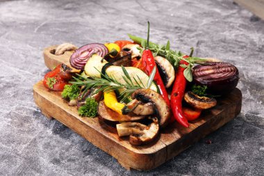 Izgara sebze. Domates, kabak, biber ve taze otlar. Vejetaryen ızgara kavramı.