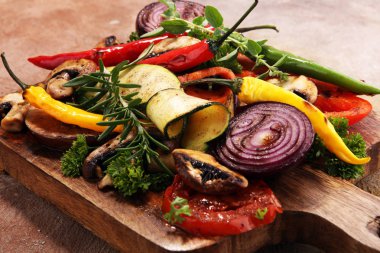 Izgara sebze. Domates, kabak, biber ve taze otlar. Vejetaryen ızgara kavramı.