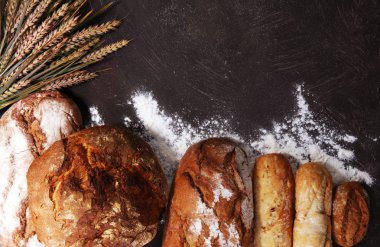 Ekmek ve ekmek çeşitleri gemide yukarıdan alır. Mutfak veya fırın poster tasarımı.