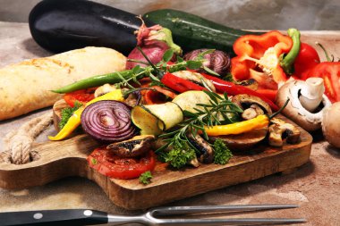 Izgara sebze. Domates, kabak, biber ve taze otlar. Vejetaryen ızgara kavramı.