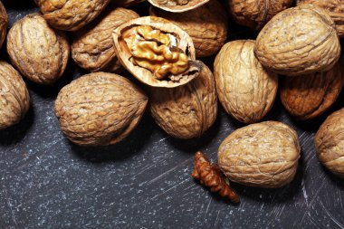 Ceviz çekirdekleri ve kırsal masada sağlıklı cevizler.