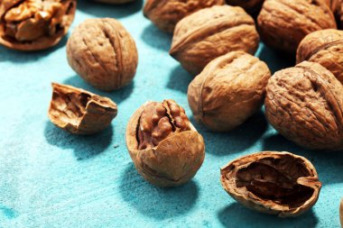 Ceviz çekirdekleri ve kırsal masada sağlıklı cevizler.