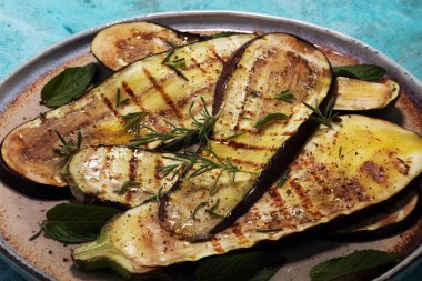 ızgara patlıcan, zeytinyağı, sarımsak ve nane ile terbiyeli. Diyet vejetaryen meze salata