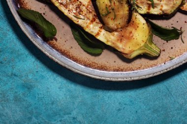 ızgara patlıcan, zeytinyağı, sarımsak ve nane ile terbiyeli. Diyet vejetaryen meze salata