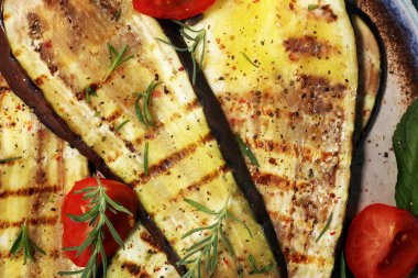 ızgara patlıcan, zeytinyağı, sarımsak ve nane ile terbiyeli. Diyet vejetaryen meze salata