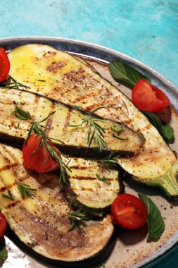 ızgara patlıcan, zeytinyağı, sarımsak ve nane ile terbiyeli. Diyet vejetaryen meze salata