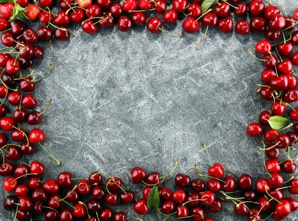 Kiraz Kase Kiraz Masanın Üzerine Bir Sürü Kırmızı Taze Kiraz — Stok fotoğraf