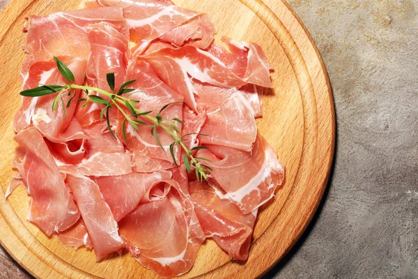 İtalyan prosciutto crudo veya jamon maydanoz ile. Ham ham.