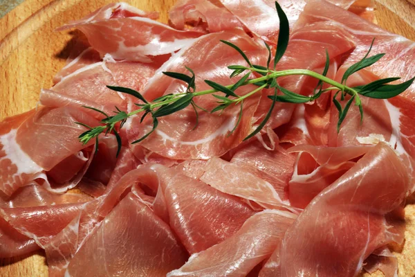 İtalyan prosciutto crudo veya jamon maydanoz ile. Ham ham.