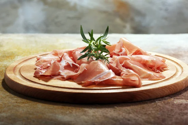 İtalyan prosciutto crudo veya jamon maydanoz ile. Ham ham.
