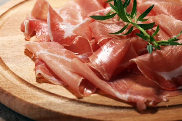 İtalyan prosciutto crudo veya jamon maydanoz ile. Ham ham.