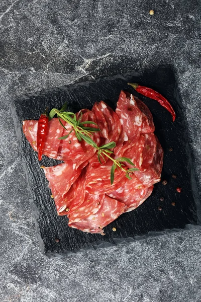 ince dilimlenmiş salam. lezzetli Aperatif rustik salam.