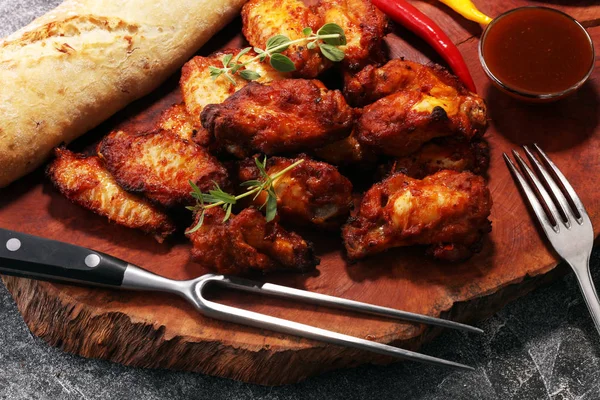 Barbekü tavuk kanadı ahşap tepsi üzerinde Kapat.