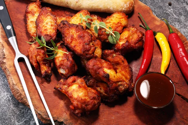 Barbekü tavuk kanadı ahşap tepsi üzerinde Kapat.