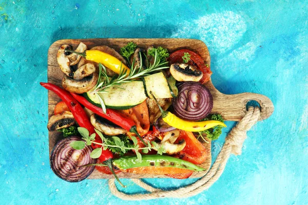 Izgara sebze. Domates, kabak, biber ve taze otlar. Vejetaryen ızgara kavramı.