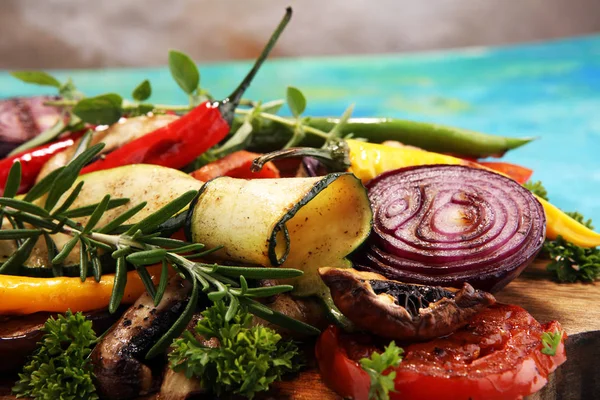 Izgara sebze. Domates, kabak, biber ve taze otlar. Vejetaryen ızgara kavramı.