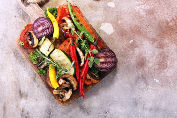 Izgara sebze. Domates, kabak, biber ve taze otlar. Vejetaryen ızgara kavramı.