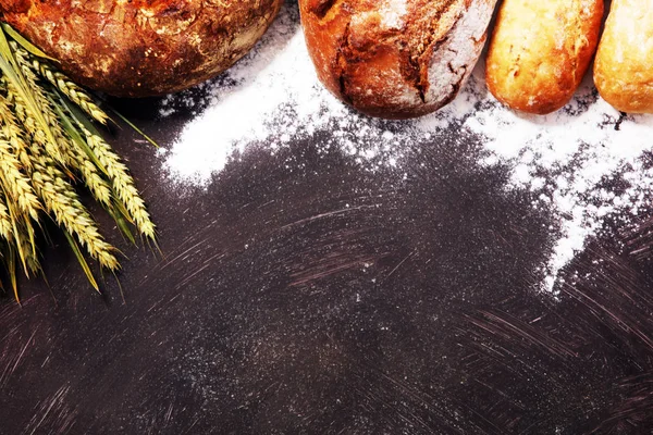 Ekmek ve ekmek çeşitleri gemide yukarıdan alır. Mutfak veya fırın poster tasarımı.