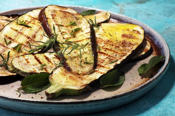 ızgara patlıcan, zeytinyağı, sarımsak ve nane ile terbiyeli. Diyet vejetaryen meze salata