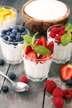 Yoğurt ve meyve. Taze meyve yoğurtlu taze çilek ve şeftali.