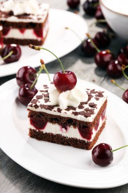 Çikolatalı kek kiraz ve krem şanti ile. Kara Orman pastası.