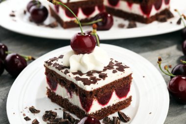 Çikolatalı kek kiraz ve krem şanti ile. Kara Orman pastası.