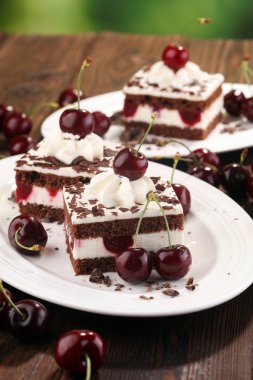 Çikolatalı kek kiraz ve krem şanti ile. Kara Orman pastası.