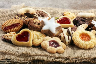 Karışık Noel kurabiyeleri. Renkli Noel temalı dekore edilmiş kurabiye karışımı.