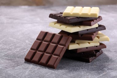 Çikolata farklı renkte. süt, koyu ve beyaz çikolata bar.