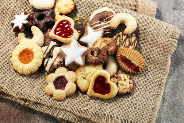 Karışık Noel kurabiyeleri. Renkli Noel temalı dekore edilmiş kurabiye karışımı.