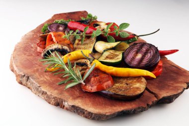 Izgara sebze. Domates, kabak, biber ve taze otlar. Vejetaryen ızgara kavramı.